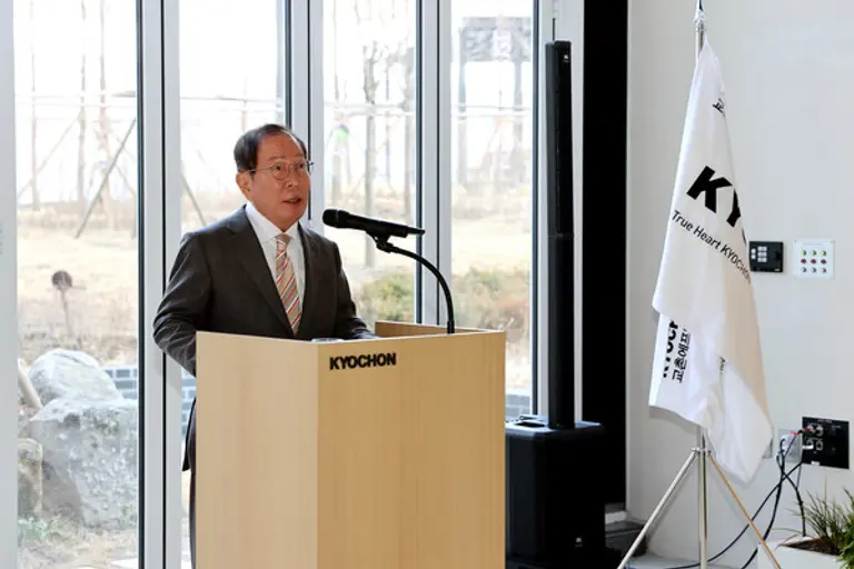 교촌그룹 창립 34주년 기념식에서 권원강 회장이 창립기념사를 전하고 있다