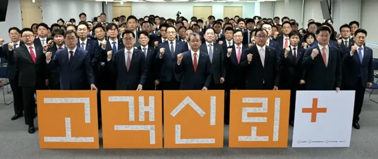 한화생명이 지난 13일 서울 여의도 63빌딩에서 ‘고객신뢰 PLUS 선포식’을 가졌다. 이날 행사에서 한화생명 여승주 대표이사 부회장(왼쪽 3번째), 한화생명금융서비스 이경근 대표(왼쪽 2번째), 피플라이프 구도교 대표(왼쪽 4번째), 한화라이프랩 고병구 대표(왼쪽 5번째), IFC 박상호 대표(왼쪽 1번째)가 고객신뢰 경영을 다짐했다. [출처: 한화생명]