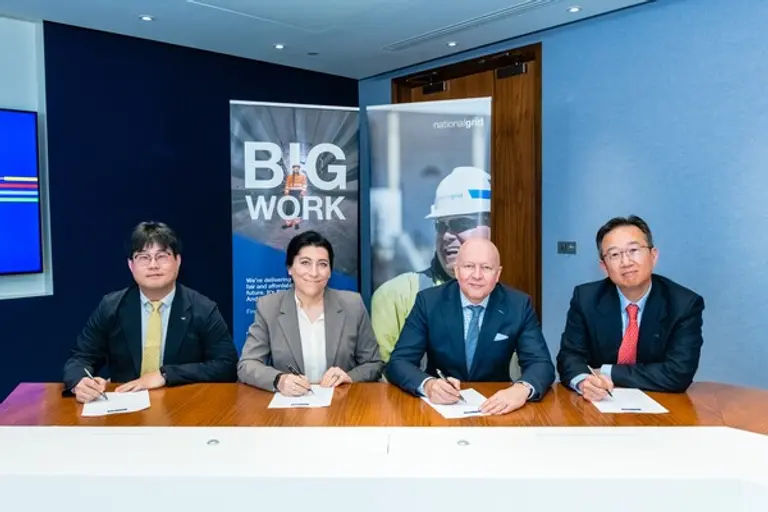 이상돈 LS전선 유럽지역본부장(우측)이 내셔널그리드 인사들과 HVDC프레임워크 계약을 하고 있다. (사진=LS전선)