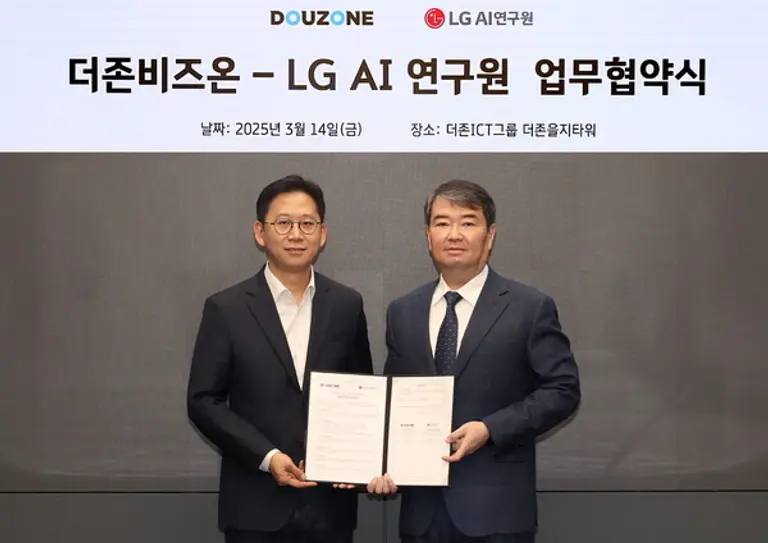 더존비즈온 김용우 회장(사진 오른쪽)과 LG AI연구원 배경훈 원장이 14일 서울 중구 더존을지타워에서 열린 ‘AI 사업 협력을 위한 업무협약식’에서 기념촬영을 하고 있다.