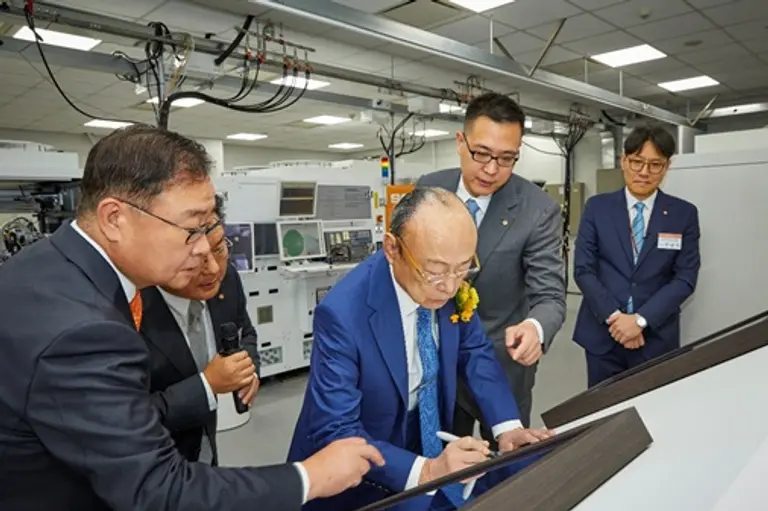 김승연 한화그룹이 지난해 10월 판교 R&D 캠퍼스를 찾아 한화세미텍 등 계열사 직원들을 격러했다. 