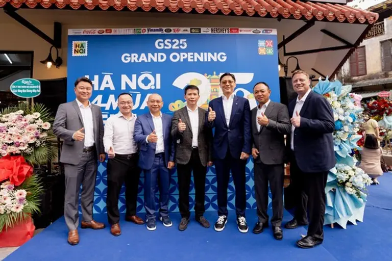 허서홍 GS리테일 대표(오른쪽에서 세번째), 응우엔 황 뚜엉(Nguyen Hoang Tuan) 손킴그룹 회장(오른쪽에서 두번째)과 양사 관계자들이 GS25 베트남 하노이 진출을 기념하며 사진촬영을 하고 있다.