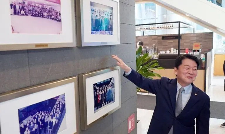 안철수 창업자가 새롭게 오픈한 ‘안랩 히스토리관’에서 과거 사진을 보며 당시 상황을 설명하고 있다.