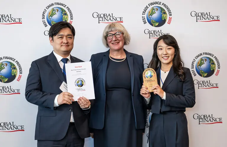 미국 금융ㆍ경제 전문지 글로벌파이낸스가 선정하는‘2025 대한민국 최우수 무역금융 은행’ 상을 대표 수상한 김동혁 가산디지털금융센터지점 팀장(왼쪽)이 길리 라이트(Gilly Wright) 글로벌파이낸스 트랜잭션 뱅킹 에디터(가운데)와 기념 촬영을 하고 있다. [출처: 하나은행]