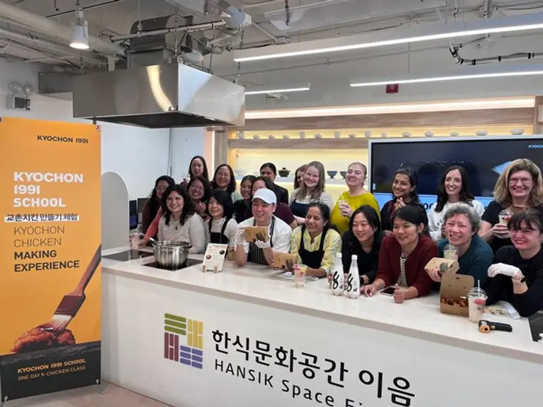 치킨과 막걸리 클래스에 참여한 외국인 체험객들 (사진=한식진흥원)