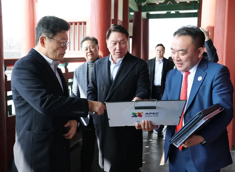 최태원 대한상의 회장이 경주를 방문해 APEC CEO 서밋 현장을 점검하고 있다. (사진=대한상공회의소)