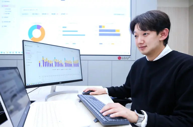 LGU+ 직원이 AI 기반 CRM을 활용하는 모습. (제공 LGU+)