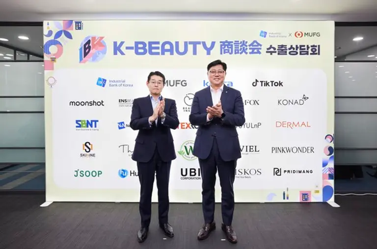 지난 17일 서울 중구 IBK파이낸스타워에서 열린 K-뷰티 수출상담회에서 이건홍 IBK기업은행 기업고객그룹 부행장(오른쪽)과 나카무라 신키치 MUFG은행 서울지점장이 기념촬영을 했다. [출처: IBK기업은행]