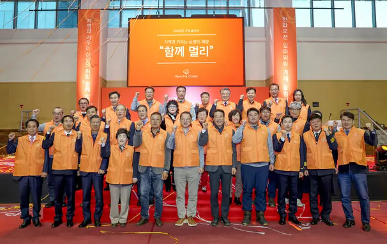 사진 첫 줄에서 서일준 국회의원(좌측 7번째), 정석원 거제시장 권한대행(좌측 3번째), 신금자 거제시의회 의장(좌측 4번째), 김희철 한화오션 대표이사(좌측 6번째), 김유철 대우조선지회장(좌측 8번째)이 상생 협력을 다짐하고 있다.