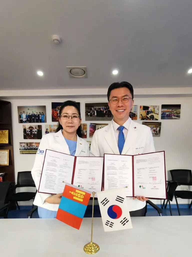 좌: ASE병원 Davaa Altantuya 이사장, 우: 강남제이에스병원 김나민 병원장