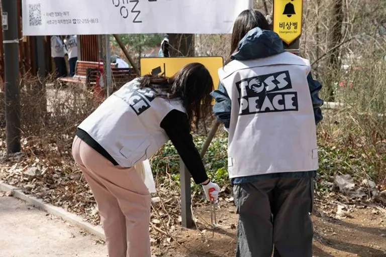 지난 14일 우면산 등산로에서 쓰레기를 줍는 토스 팀원들 [출처: 토스]