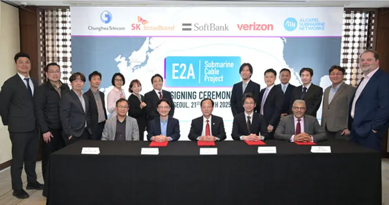 SK브로드밴드는 미국, 일본, 대만 등 4개 국가를 연결하는 국제 해저 케이블 구축 컨소시엄 ‘E2A’ 계약을 체결했다. 하민용 AI DC사업부장(좌석 맨 왼쪽)과 조정민 AI DC기획본부장(좌석 왼쪽 두 번째). (제공 SK브로드밴드)