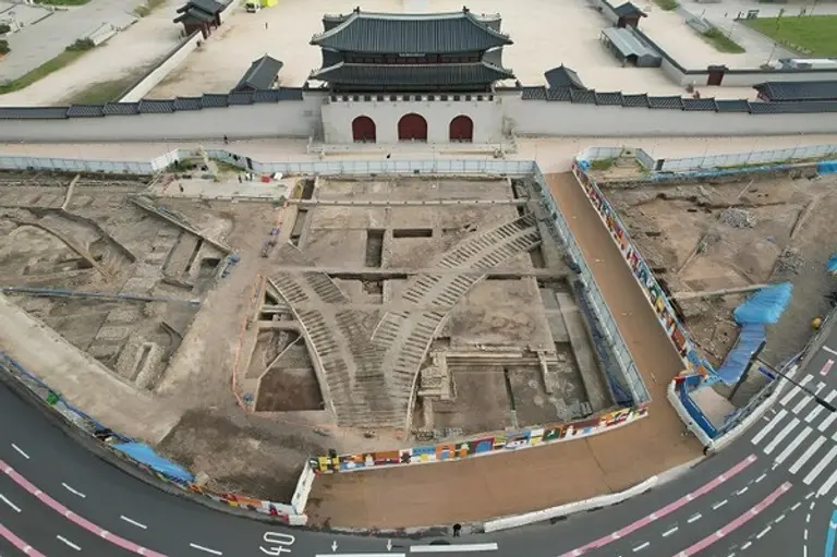 복권기금의 지원을 받아 진행된 광화문 월대 발굴조사 현장 사진 [사진=국립문화유산연구원]