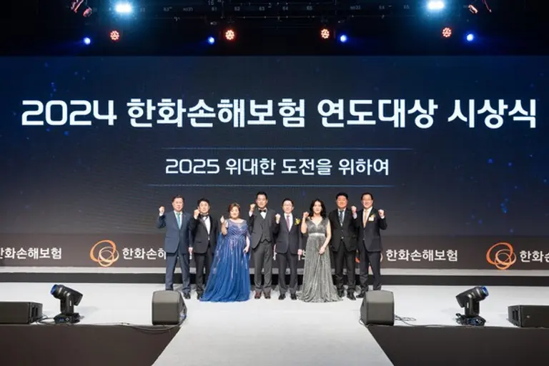 나채범 한화손해보험 사장(오른쪽 네 번째), 이준호 한화손해보험 전속영업부문장(오른쪽 첫 번째)이 지난 21일 그랜드인터콘티넨탈 서울 파르나스에서 열린 한화손해보험 2024 연도대상 시상식에서 보험왕을 수상한 함성대 명예상무(오른쪽 다섯 번째)와 본상 대상을 받은 신윤순 팀장(오른쪽 여섯 번째), 이정우 명예상무(오른쪽 일곱 번째) 및 수상자들과 기념 촬영을 하고 있다. [출처: 한화손해보험]