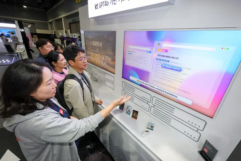KT 직원이 AI 투어에서 한국적 AI의 개념을 담은 GPT4o기반 커스텀 모델을 소개하고 있다. (제공 KT)