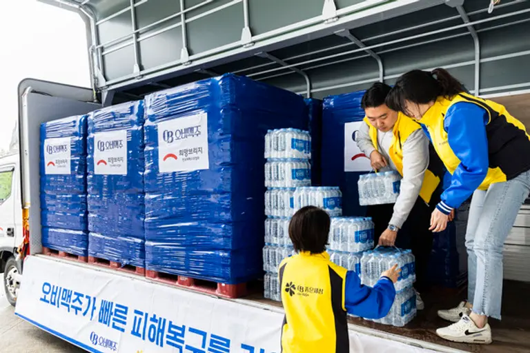 오비맥주의 후원으로 마련된 생수 2만4천여병을 산불 피해지역에 전달하고있다(사진=희망브리지)