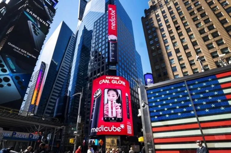 미국 뉴욕 타임스퀘어 대형 전광판에 송출한 메디큐브 광고