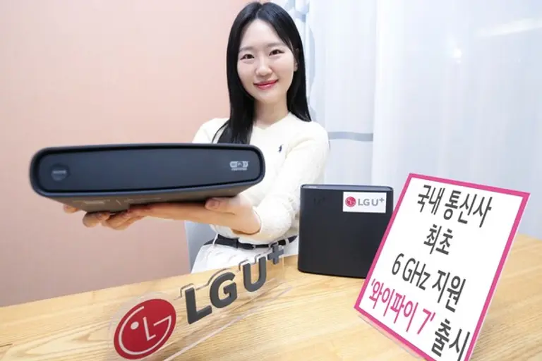 LGU+ 직원이 와이파이7 공유기를 소개하는 모습. (제공 LGU+)