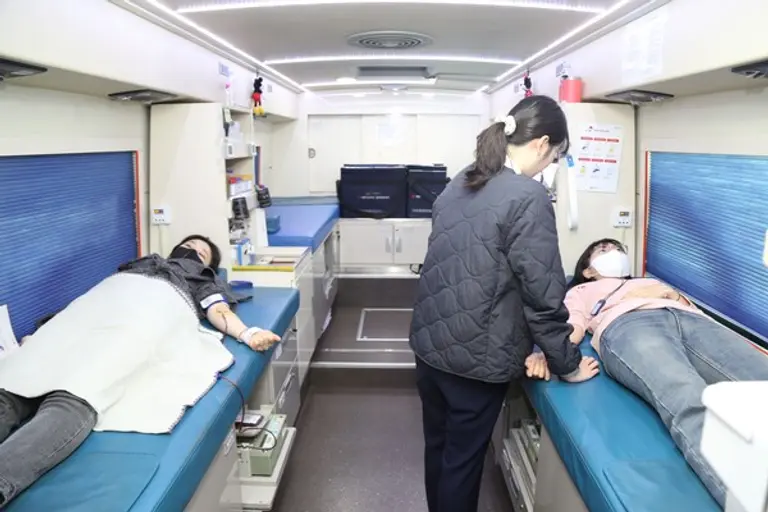 DL그룹 직원이 서울 종로구 돈의문 디타워 본사에 배치된 헌혈 버스에서 헌혈을 하고 있다. (사진=DL그룹)