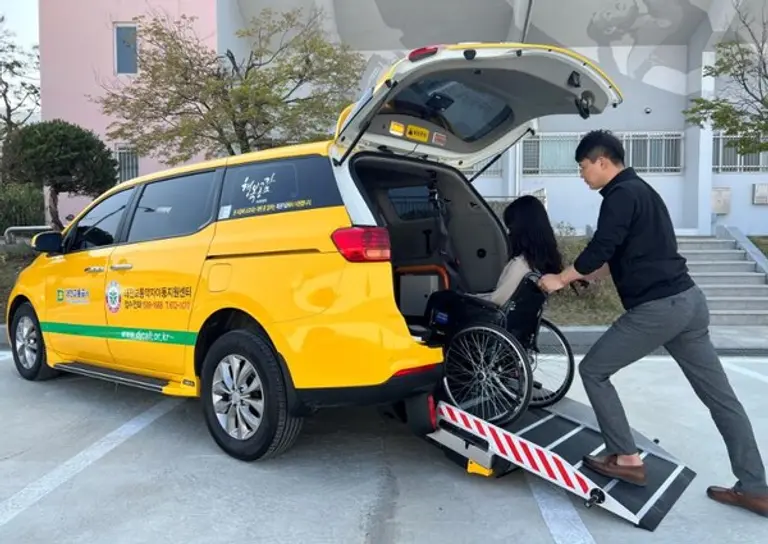 복권기금으로 운영되는 ‘교통약자 사랑나눔콜’ 사업 이용 모습 [사진=대전광역시]