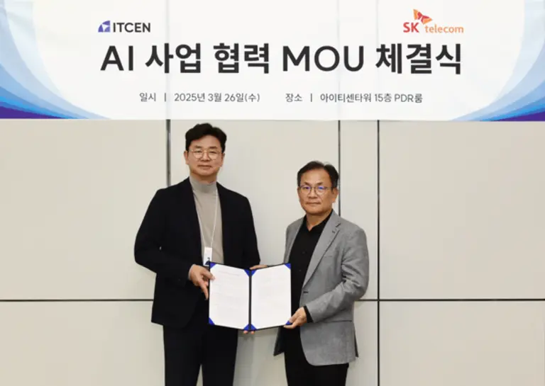 강진모 아이티센 회장(왼쪽)과 하민용 SK텔레콤 부사장이 MOU 체결 후 기념촬영을 하고 있다.