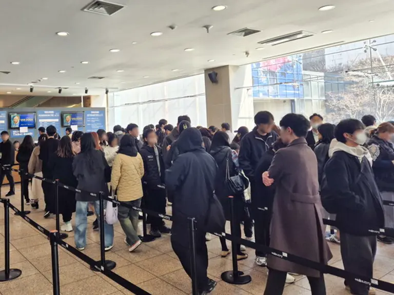 서울 예술의전당에서 ‘불멸의 화가 반 고흐전’ 을 보기 위한 관람객들이 긴 대기줄을 형성하고 있다. (사진=HMG그룹)