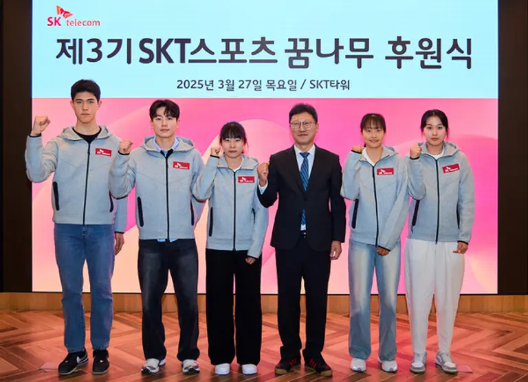 왼쪽부터 앵베르 윌리암 가브리엘(펜싱), 나주영(스쿼시), 이새봄(육상 창던지기), 김희섭 SK텔레콤 PR센터장, 김서현(육상 100m 허들), 조주현(펜싱). (제공 SKT)