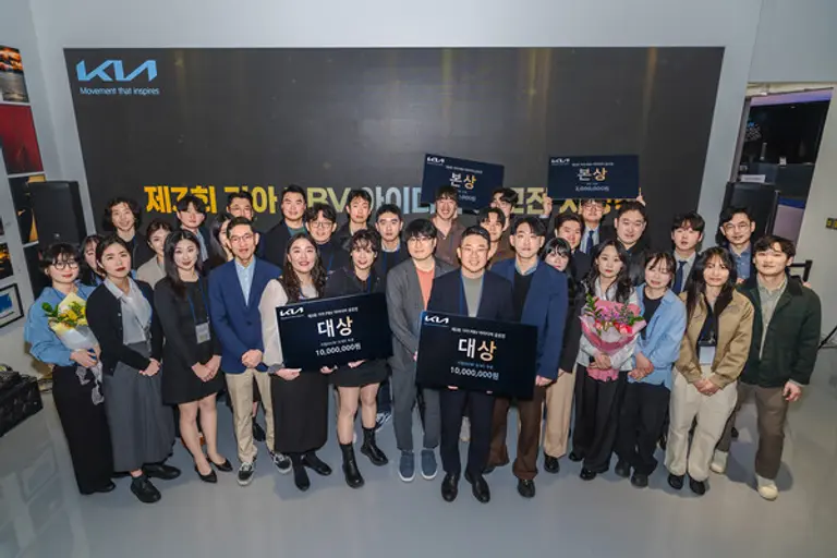 (첫 줄 왼쪽부터 네 번째) 기아 신사업기획실장 강주엽 상무, (첫 줄 왼쪽부터 일곱 번째) 고려대 김진규 교수 등 관계자들과 제3회 PBV 아이디어 공모전 시상자들이 기념 촬영을 하는 모습. (제공 기아)