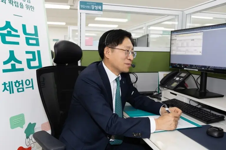 영업사원 1호 강성묵 하나증권 대표이사가 손님 소리 체험의 날에 참여해 손님과 상담하고 있다.