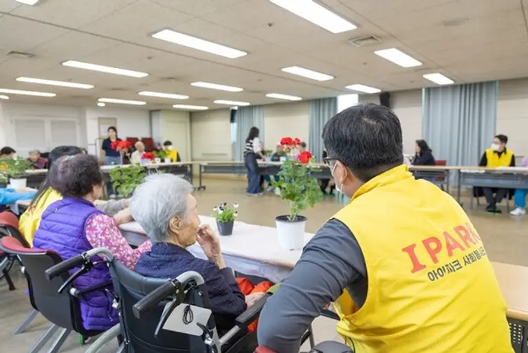 HDC현대산업개발 상봉9-I 현장 직원들이 28일 서울시 중랑구 서울시립중랑노인전문요양원에서 봉사활동을 진행했다. (사진=HDC현대산업개발)