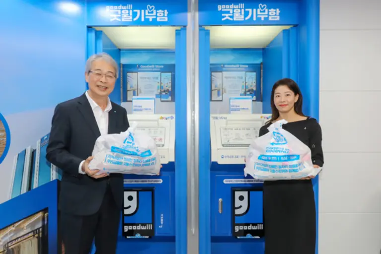 임종룡 우리금융그룹 회장과 고객 대표가 우리은행 서울 소공동지점 자동화기기(ATM) 코너에 설치한 굿윌기부함에 1호 기부를 했다. [출처: 우리금융그룹]
