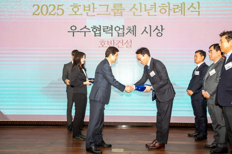  ‘2025 우수 협력업체 시상식’에서 김선규 호반그룹 회장(왼쪽)이 다울산업개발 김인성 대표에게 감사패를 전달하고 있다. (사진=호반건설)