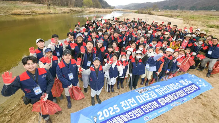 현대모비스 임직원과 가족들이 28일 충북 진천 미호강 일대에서 생태계 보호 대청소 활동을 펼쳤다. (제공 현대모비스)