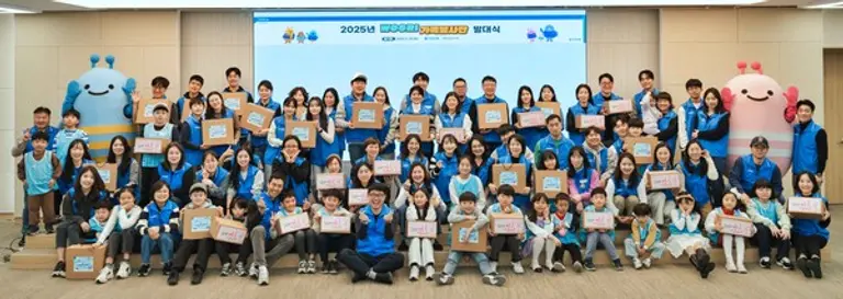 지난 29일 서울 중구 회현동 우리은행 본점에서 열린 WOORI 가족봉사단 발대식에서 우리 가족봉사단이 희망상자와 마음상자를 직접 포장했다. [출처: 우리은행]