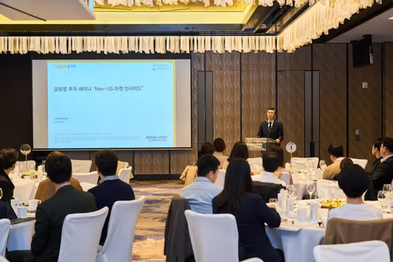 27일 포시즌스호텔 서울에서 개최된 글로벌 투자 세미나 ‘Non-US 마켓 인사이드’에서 미래에셋자산운용 이준용 부회장이 환영사를 진행하고 있다.