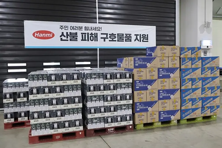 한미그룹이 경남·경북 산불 피해 지역에 전달한 두유와 에너지드링크 등 구호물품. 