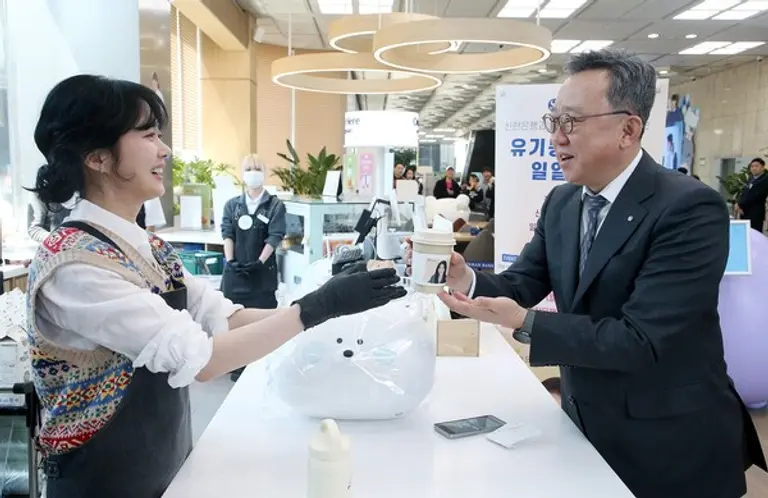 배우 장나라가 지난 3월 31일 서울 중구 신한은행 본점 1층 카페스윗에서 유기동물 돕기 자선 행사를 위해 1일 바리스타로 나서 정상혁 신한은행장에게 커피를 전달했다. [출처: 신한은행]