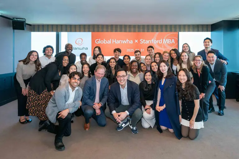 김동선 부사장(가운데)과 스탠포드대 MBA 학생들이 기념 촬영을 하고 있다. (사진=한화호텔앤드리조트)