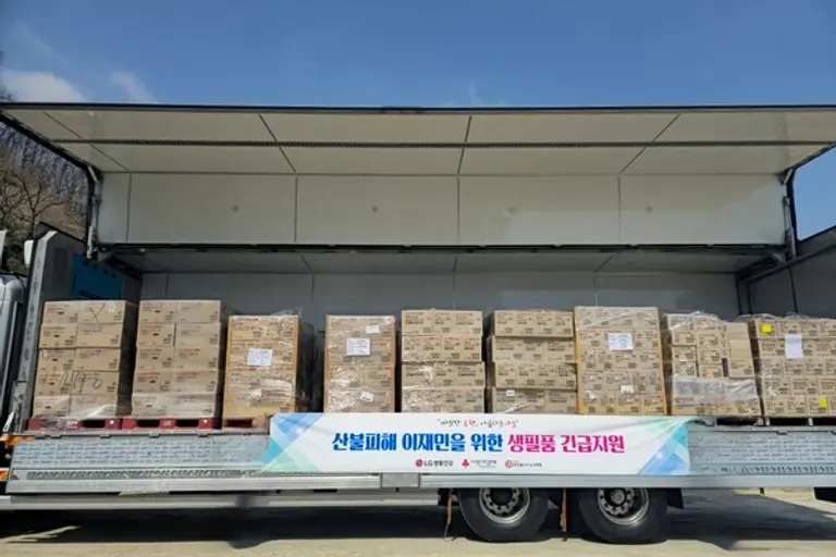 LG생활건강이 산불 피해 지역에 생필품을 지원하는 모습. (제공 LG생활건강)