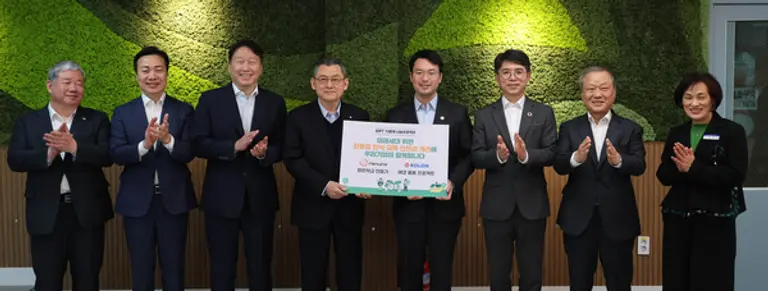 제6차 다함께 나눔프로젝트: 최태원 대한상의 회장이 코오롱그룹 이규호 부회장 등 참석자들과 기념촬영을 하고 있다. (왼쪽 세번째부터) 최태원 대한상의 회장, 김신연 한화사회봉사단장, 이규호코오롱 부회장, 김완섭 환경부 장관. (사진=코오롱)