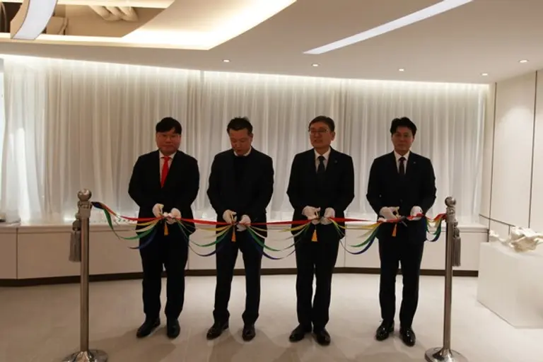 곽봉석 대표이사(좌측에서 세번째)가 테이프 컷팅식을 하고 있다.