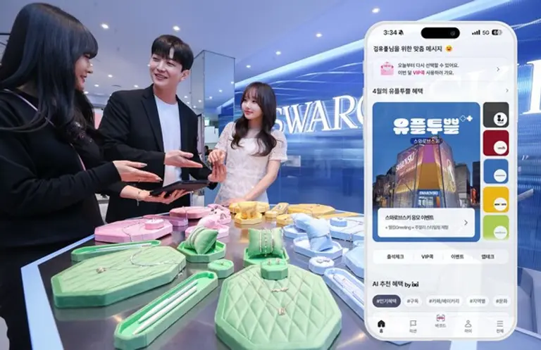 LGU+ 직원이 4월 문화 생활 혜택인 스와로브스키 주얼리 스타일링 매장을 방문해 차별화된 고객 경험 혜택을 이용하는 모습. (제공 LGU+)