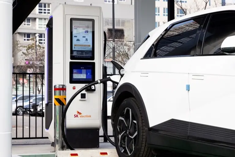 SK일렉링크 전기차 급속 충전기를 사용하는 모습. (제공 SK일렉링크)