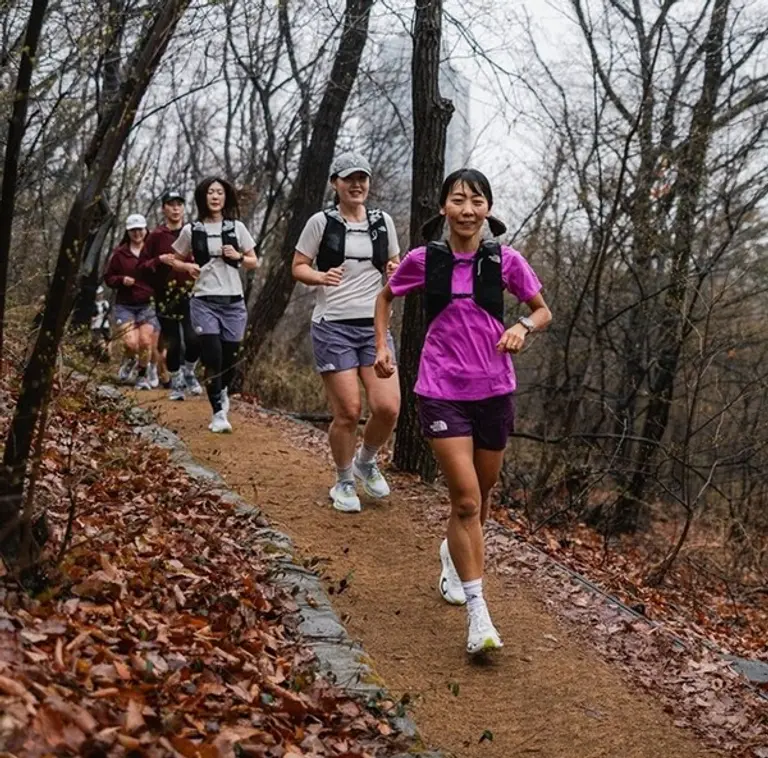 노스페이스가 지난 5일 남산 일대에서 개최한 ‘노스페이스 러닝클럽’ 행사에서 장보영 선수(사진 맨 우측)와 여성 참가자들이 남산 일대를 달리고 있다. (사진제공=노스페이스)