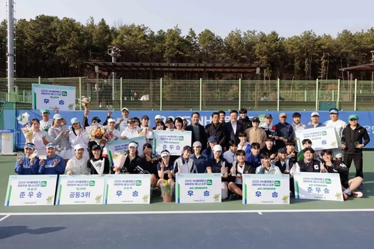 지난 6일 경기도 고양시 농협대학교 테니스코트에서 2025 NH올원뱅크 아마추어 테니스 오픈 대회 수상자와 관계자들이 기념촬영을 하고 있다. [출처: NH농협은행]