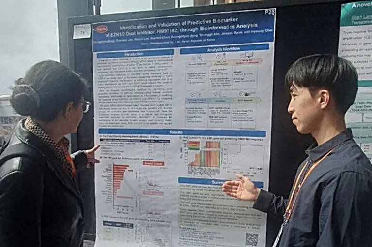 한미약품 R&D센터 백승헌 연구원(오른쪽)이 4일(현지시각) 열린 ‘2025 Bio-IT World Conference & Expo’에서 차세대 항암 신약 ‘EZH1/2 이중 저해제(HM97662)’의 주요 연구 내용이 담긴 포스터를 토대로 참석자에게 설명하고 있다.
