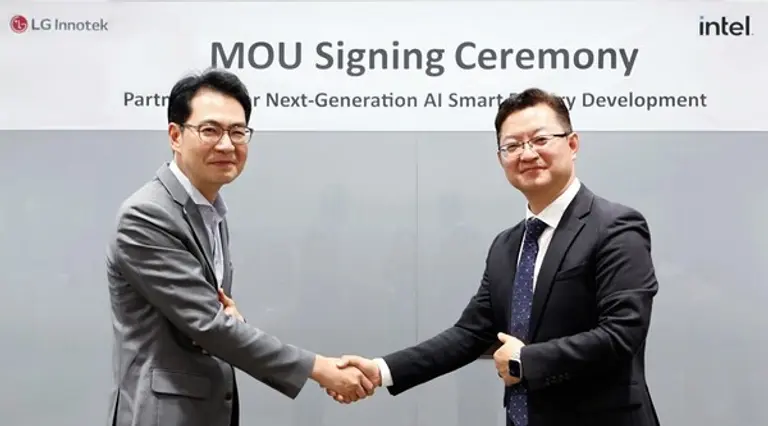 김현준 인텔코리아 한국영업본부 총괄(왼쪽)과 이상석 LG이노텍 생산혁신센터장. (제공 LG이노텍)