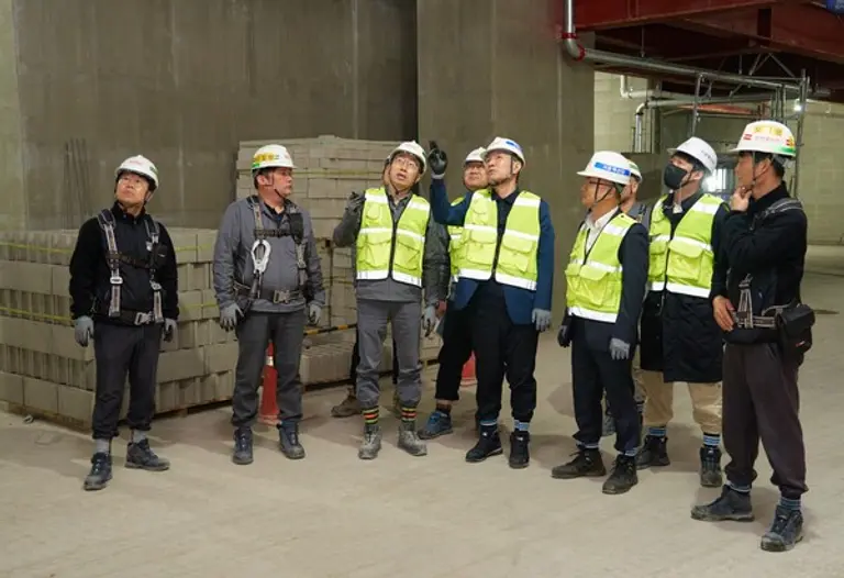 HDC현대산업개발 시공혁신단은 8일 보문센트럴아이파크 현장에서 도심지 건설현장 안전사고 예방을 위해 구조자문 활동을 진행했다.(사진 앞줄 왼쪽 세 번째부터 오른쪽으로) 문병재 보문센트럴아이파크 현장소장, 박홍근 시공혁신단장, 박종호 시공혁신단 부단장 (사진=HDC현대산업개발)