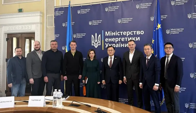  * 명노현 LS 부회장(오른쪽 네 번째)이 이달초 우크라이나 키이우에서 에너지부, 농업정책·식품부, 경제부 인사들과 만나 상호협력 방안을 논의했다