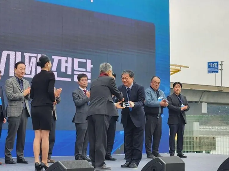 GS네오텍 남기정 대표이사(앞줄 오른쪽)가 한국전력공사로부터 우수협력기업 감사패를 받았다. (사진=GS네오텍)